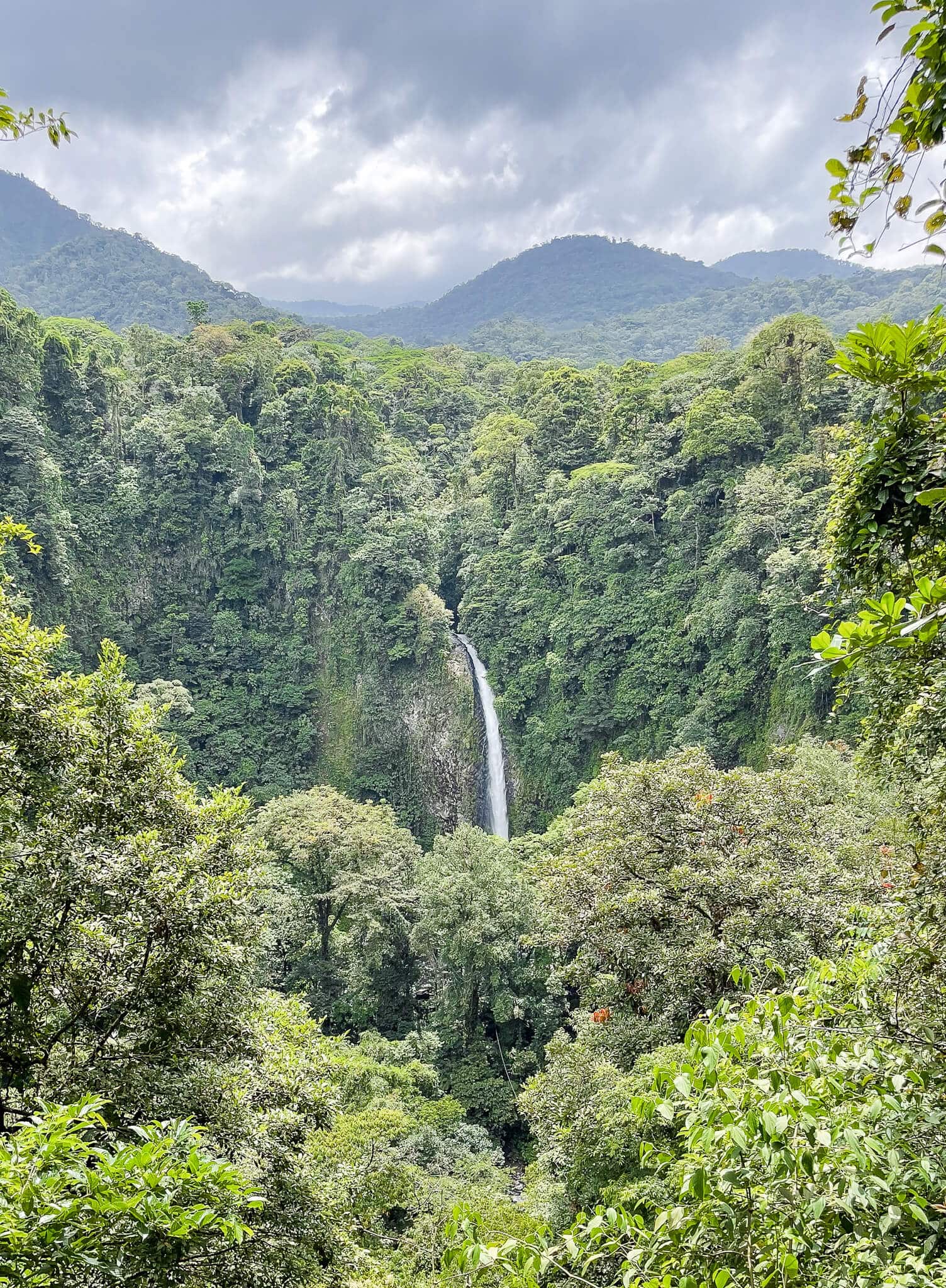 hike to la fortuna waterfall, costa rica