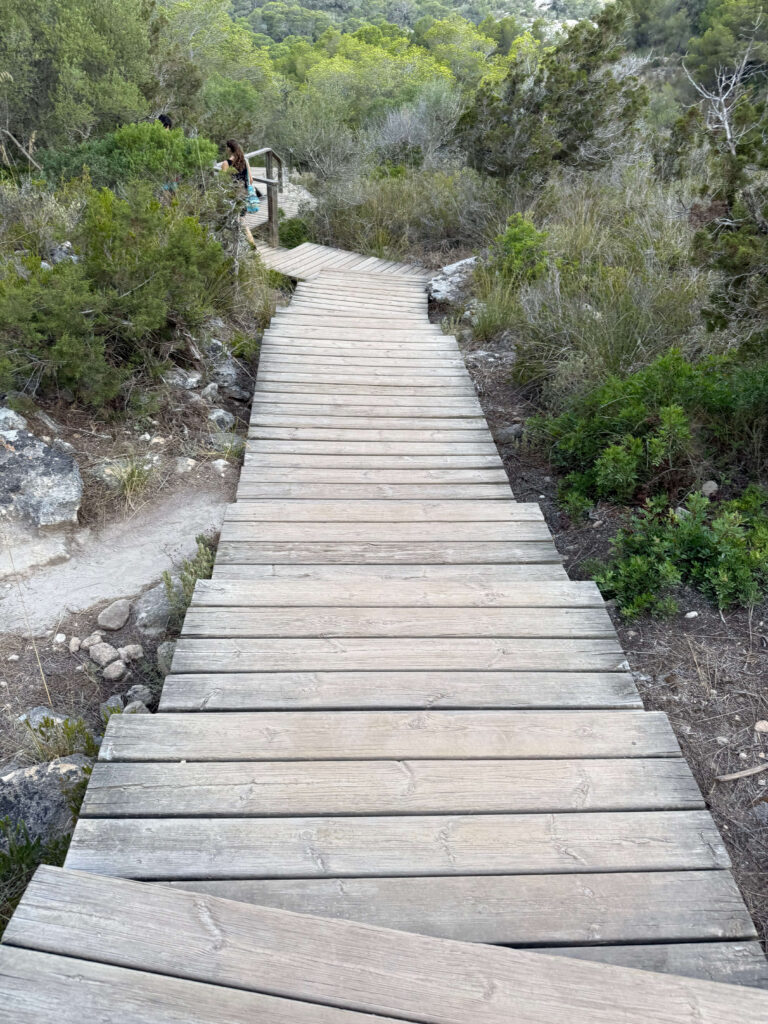 steps to cala macarella from Cala galdana